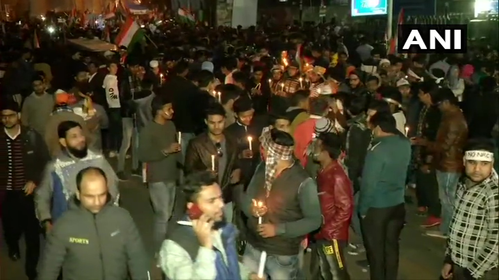 दिल्ली में जामिया मिलिया से शाहीन बाग तक सीएए,एनआरसी और एनपीआर के खिलाफ लोगों ने कैंडल मार्च निकाला