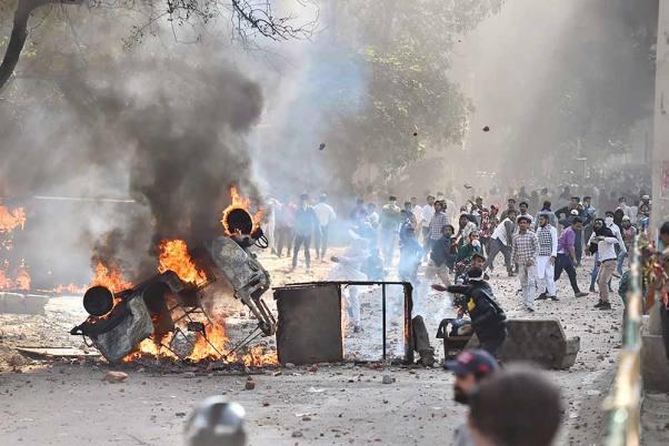 उत्तर-पूर्वी दिल्ली के जाफराबाद में सीएए विरोधी प्रदर्शन के दौरान फैली हिंसा का दृश्य