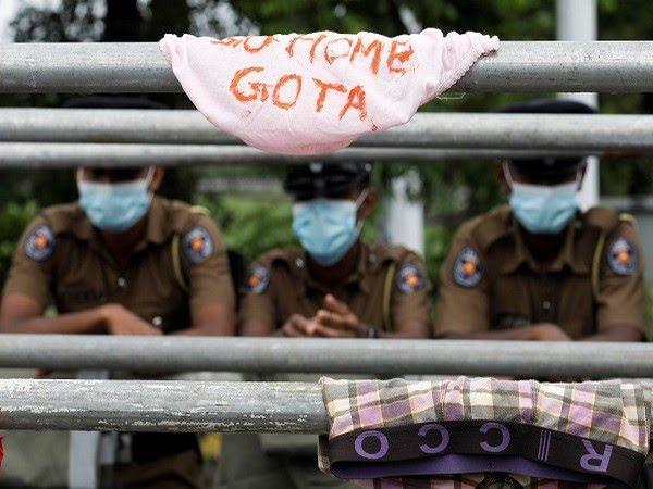 श्रीलंका: राजधानी में सेना तैनात, लगाया गया कर्फ्यू