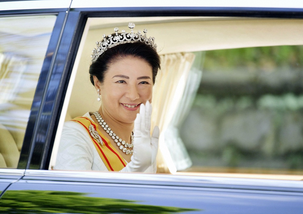 जापान की नई महारानी मिशिको शाही अनुष्ठान में भाग लेने के बाद राजमहल लौटती हुईं