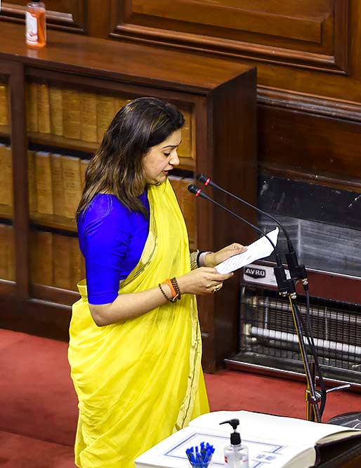 नई दिल्ली में संसद भवन में शपथ लेती शिवसेना की नवनिर्वाचित राज्यसभा सदस्य प्रियंका चतुर्वेदी