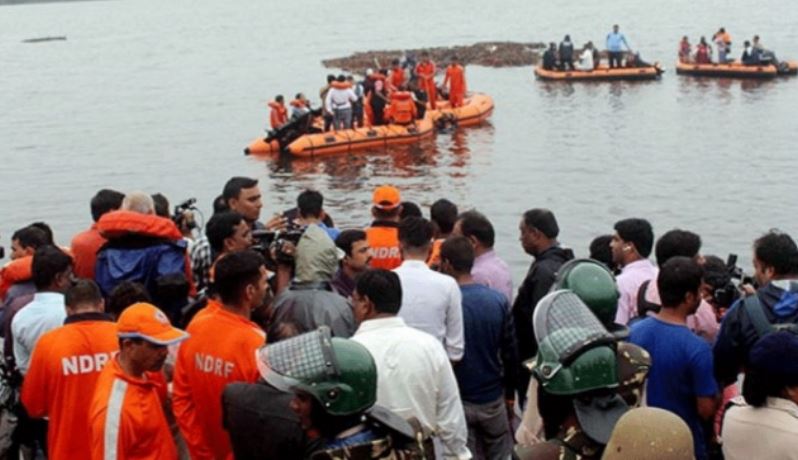 आंध्र प्रदेश में 61 सैलानियों से भरी नाव नदी में डूबी, 11 की मौत