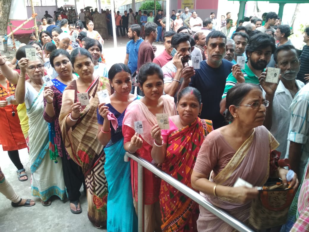 लोक सभा चुनाव के अंतिम चरण के लिए कोलकाता (उत्तर) निर्वाचन क्षेत्र में कतार में मतदाता