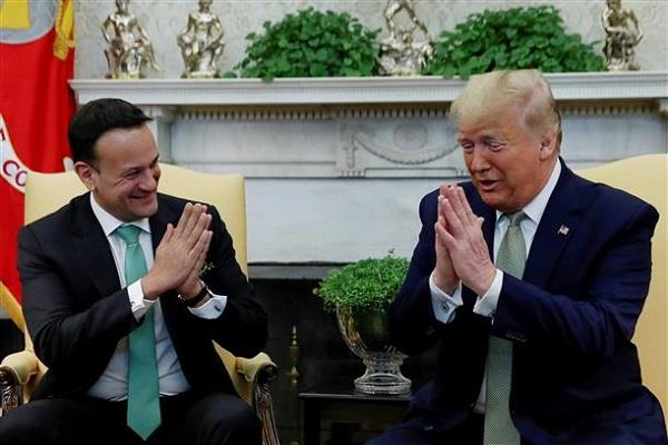 कोरोना वायरस का असर: अमेरिकी राष्ट्रपति डोनाल्ड ट्रंप ने आयरलैंड के पीएम लियो वराडकर को किया 'नमस्ते'