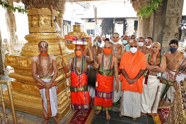 चित्तूर जिले के तिरुमला में भगवान वेंकटेश्वर स्वामी मंदिर में वार्षिक अनिवरा अस्थानम समारोह के दौरान पुजारी