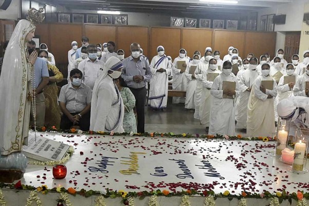 कोलकाता में मदर टेरेसा की जयंती पर मिशनरीज ऑफ चैरिटी की सुपीरियर जनरल सिस्टर प्रेमा उनकी समाधी पर प्रार्थना की