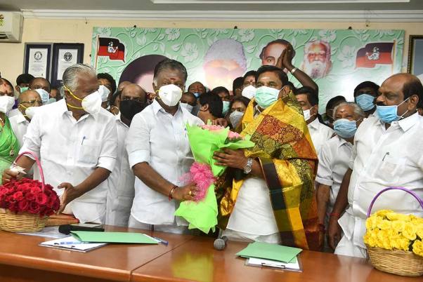 तमिलनाडु में 2021 के विधानसभा चुनावों के लिए पलानीस्वामी को AIADMK का सीएम चेहरा घोषित करने के बाद चेन्नई के पार्टी कार्यालय में बधाई देते पनीरसेल्वम
