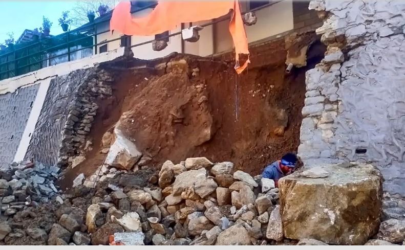 उत्तराखंड के जोशीमठ में मंदिर ध्वस्त, जमीन धंसने से प्रभावित 600 परिवारों को सीएम धामी ने दिया बाहर निकालने का आदेश