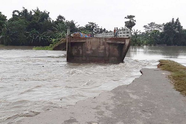 असम के मोरीगांव जिले के लाहोरीघाट में क्षतिग्रस्त पुल बाढ़ में बह गया