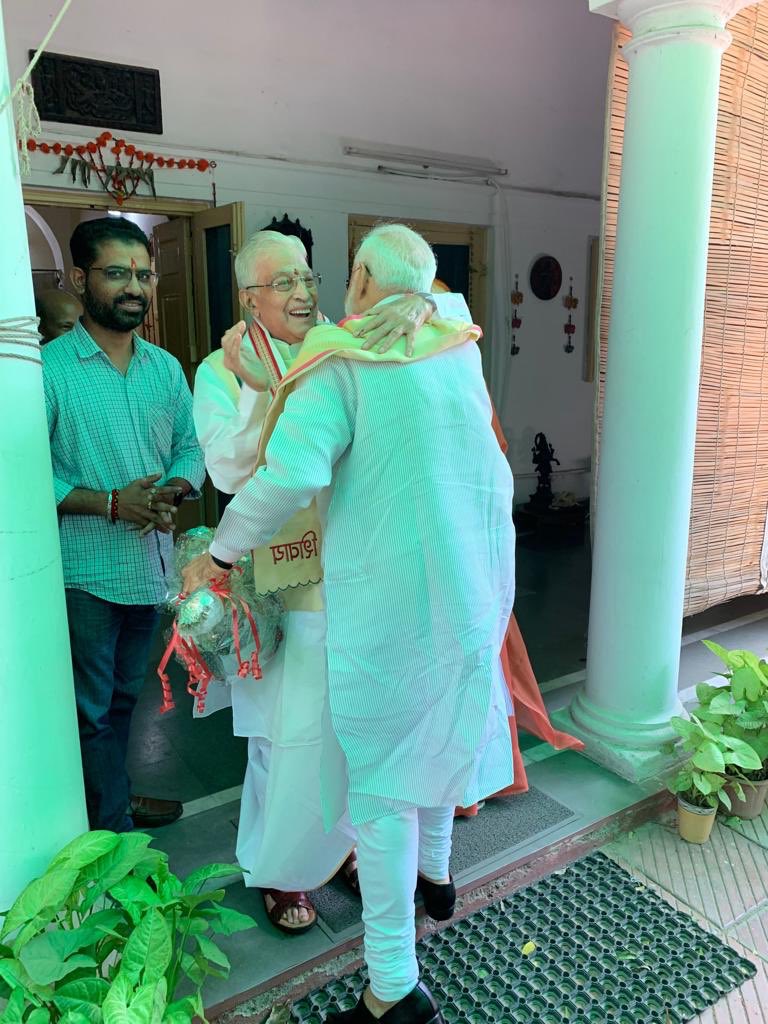 नतीजों के बाद मुरली मनोहर जोशी से मुलाकात के दौरान गले मिलते प्रधानमंत्री नरेंद्र मोदी