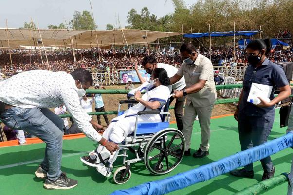 पश्चिम बंगाल की रैली में बोलीं ममता बनर्जी, बीजेपी ने 'मतदाताओं को लूटने' के लिए बाहर से बुलाए गुंडे