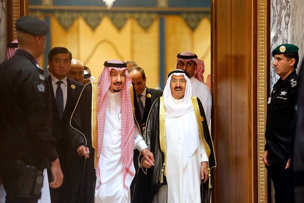 सऊदी अरब में इस्लामिक सहयोग संगठन (OIC) के इस्लामिक शिखर सम्मेलन में शामिल होने पहुंचे सऊदी किंग सलमान, कुवैत के अमीर शेख सबा अल-अहमद अल-जबर अल-सबा