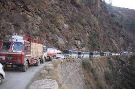 पत्थर गिरने से जम्मू-कश्मीर राजमार्ग पर लोहे की सुरंग क्षतिग्रस्त; हाईवे बंद, फंसे वाहन