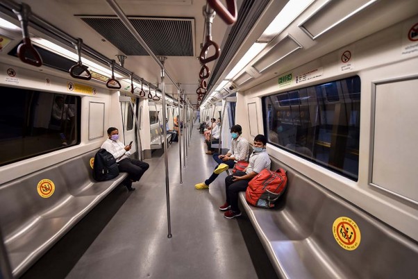 नई दिल्ली में कोरोनावायरस महामारी के बीच दिल्ली मेट्रो द्वारा फिर से परिचालन शुरू करने के बाद राजीव चौक स्टेशन पर ट्रेन में सवार लोग