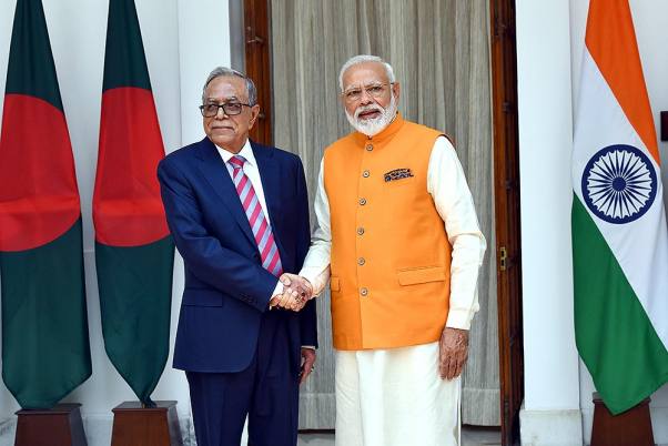 दिल्ली स्थित हैदराबाद हाउस में द्विपक्षीय बैठक से पहले बांग्लादेश के राष्ट्रपति मोहम्मद अब्दुल हमीद से मुलाकात करते पीएम मोदी