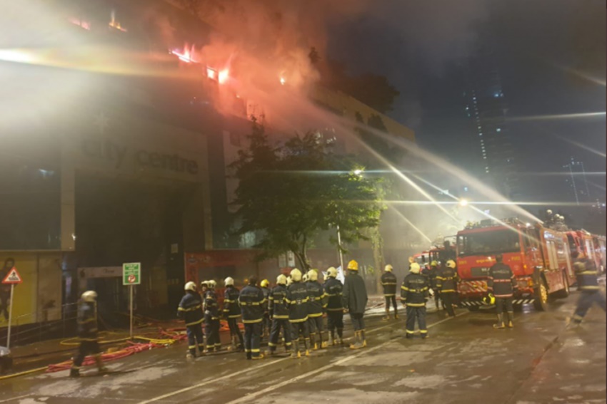 मुंबई के एक मॉल में लगी आग, साथ वाली बिल्डिंग से बाहर निकाले गए 3500 लोग