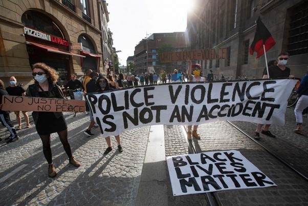 अमेरिका में पुलिस हिरासत में एक अश्वेत व्यक्ति जॉर्ज फ्लॉयड की मौत के विरोध में नीदरलैंड के एम्स्टर्डम में ब्लैक लाइव्स मैटर के विरोध में शामिल होते लोग