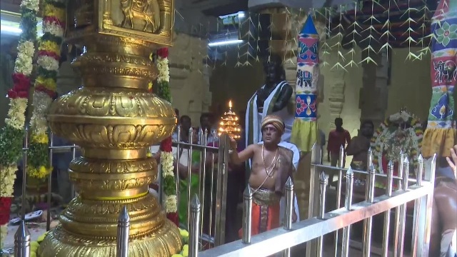 तमिलनाडु के रामेश्वरम स्थित रामनाथस्वामी मंदिर में 17 दिवसीय 'आदी तिरुक्कल्याणम' उत्सव की शुरुआत के अवसर पर प्रार्थना करते श्रद्धालु