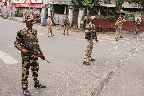 जम्मू-कश्मीर से धारा 370 हटाने के बाद अलर्ट पर सुरक्षाकर्मी