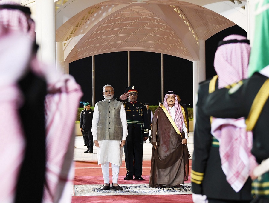 सऊदी अरब पहुंचने पर प्रधानमंत्री नरेन्द्र मोदी का स्वागत करते रियाद के गर्वनर एचआरएच प्रिंस फैसल बिन अल सऊद