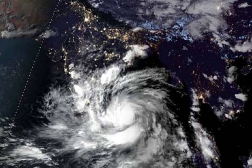 चक्रवाती तूफान ‘यास’ ओडिशा तट की ओर बढ़ा, सरकार ने शुरू की तैयारियां