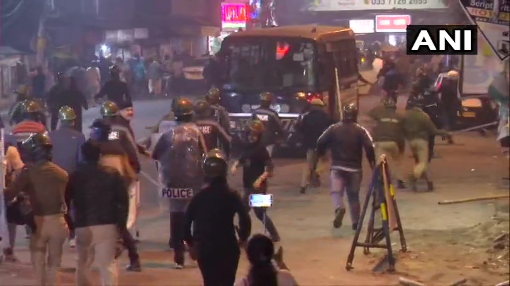 जेएनयू हिंसा को लेकर कोलकाता में भाजपा-लेफ्ट समर्थकों में भिड़ंत, पुलिस ने किया लाठीचार्ज