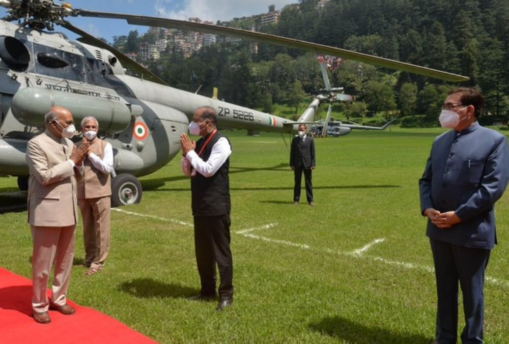 शिमला में राष्ट्रपति रामनाथ कोविंद का स्वागत करते मुख्यमंत्री जयराम ठाकुर और राज्यपाल राजेंद्र विश्वनाथ अर्लेकर