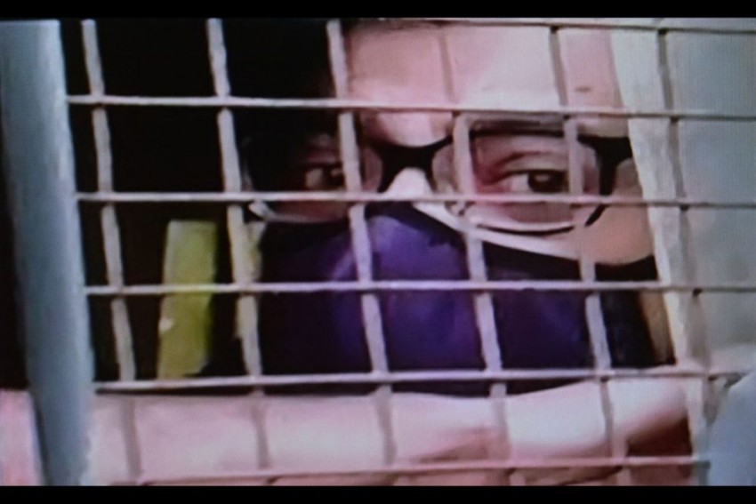 अर्नब गोस्वामी गिरफ्तार: जानें मुंबई पुलिस ने कैसे की कार्रवाई, देखें तस्वीरें