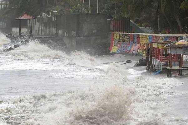 चक्रवात ‘वायु’ का असर: मुंबई में दादर बीच पर समुद्री लहरों का दृश्य