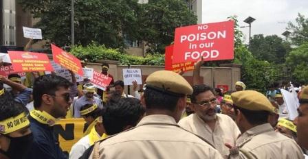 दिल्ली: पर्यावरण मंत्रालय के सामने प्रदर्शन, जीएम सरसों को मंजूरी देने का भारी विरोध