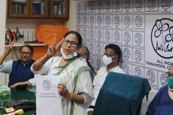 बंगाल चुनाव: नंदीग्राम सीट के लिए ममता बनर्जी ने दाखिल किया नामांकन, क्या दीदी के 'शिव' अधिकारी को दे पाएंगे टक्कर