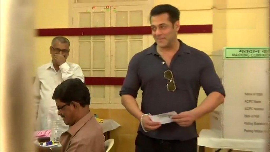 महाराष्ट्र के मुंबई में वोट डालने के दौरान अभिनेता सलमान खान