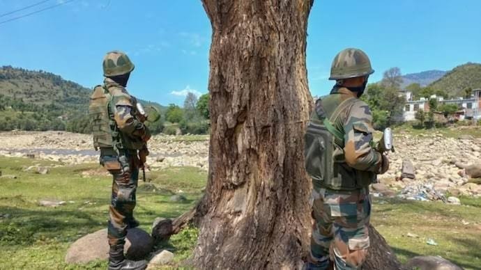 जम्मू-कश्मीर में आतंकवादियों और सेना के बीच मुठभेड़, दो कैप्टन और एक जवान शहीद