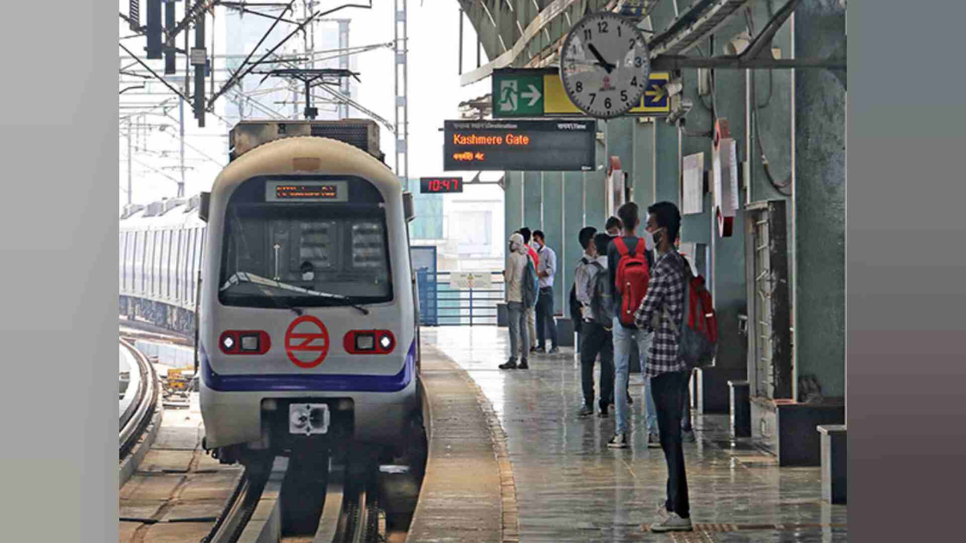 दिल्ली: मेट्रो के दरवाज़े के बीच कपड़ा फंसने से ट्रेन के नीचे आई महिला, हुई मौत