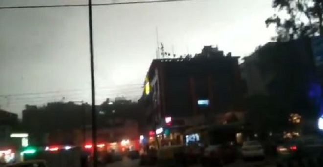 दिल्ली-एनसीआर में फिर मौसम बदला, धूल भरी आंधी के बाद बारिश