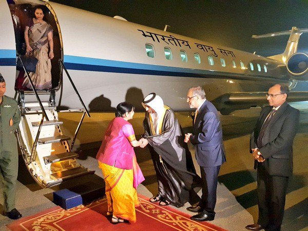 OIC की बैठक में शामिल होने के लिए अबू धाबी पहुंचीं विदेश मंत्री सुषमा स्वराज
