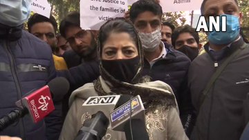 जम्मू-कश्मीर: हैदरपोरा मुठभेड़ के विरोध में महबूबा मुफ्ती का प्रदर्शन, बोलीं- माफी मांगे LG