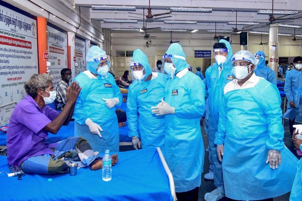 चेन्नई के स्टेनली अस्पताल में कोविड-19 मरीजों के निरीक्षण के लिए पहुंचे तमिलनाडु के स्वास्थ्य मंत्री एमए सुब्रमण्यन