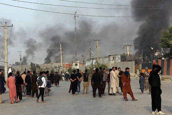 अफगानिस्तान के काबुल में ग्रीन विलेज में धमाके के बाद का दृश्य