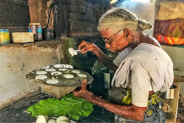 कोयम्बटूर में दक्षिण भारत का नाश्ता इडली तैयार करती 85 वर्षीय कमलातल, ‘एक रुपये की इडली वाली अम्मा’ के नाम से हैं मशहूर