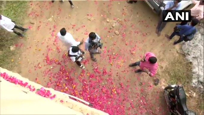 हैदराबाद में एनकाउंटर के बाद पुलिसकर्मियों पर गुलाब की पंखुड़ियों की बौछार करते स्थानीय लोग