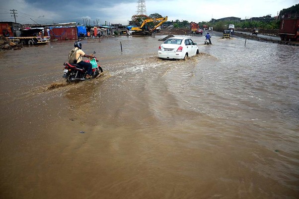चक्रवात निसर्ग के बाद नवी मुंबई के उरण में भारी बारिश के बाद सड़कों पर हुआ जलभराव