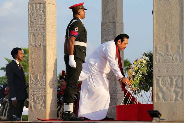 श्रीलंका के पूर्व राष्ट्रपति और विपक्ष के वर्तमान नेता महिंदा राजपक्षे ने कोलंबो में श्रीलंका के गृहयुद्ध की जीत की दसवीं वर्षगांठ के दौरान शहीद नायकों के स्मारक पर पुष्पांजलि अर्पित की।