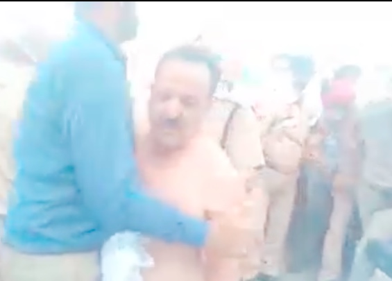 पंजाब में भाजपा विधायक अरुण नारंग के किसानों ने कपड़े फाड़े, नंगा कर सड़कों पर दौड़ा-दौड़ा कर पीटा