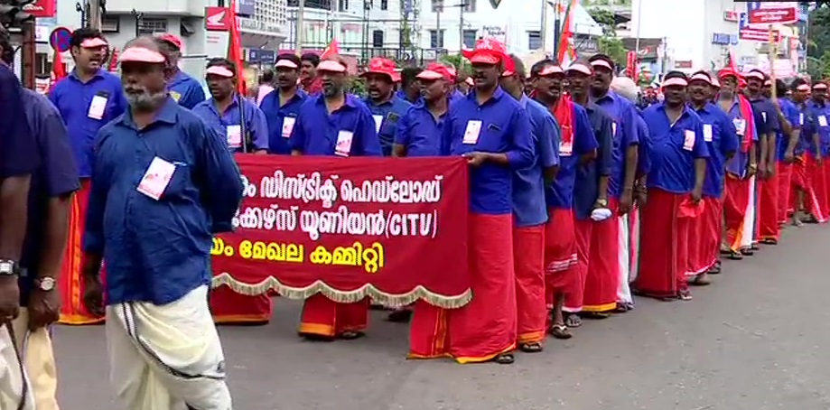 ट्रेड यूनियनों के भारत बंद के मद्देनजर तिरुवनंतपुरम में एक विरोध मार्च का नजारा