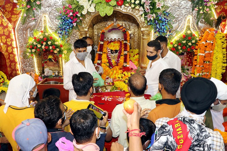 जम्मू में ऐतिहासिक काली माता मंदिर में 'नवरात्रि' उत्सव के पहले दिन भक्तों की भीड़