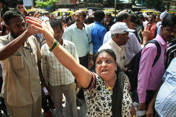 मुंबई में किला कोर्ट के बाहर विरोध प्रदर्शन करते  पीएमसी बैंक के खाताधारक