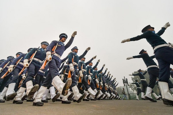 नई दिल्ली में भारतीय वायु सेना के जवान 71 वें गणतंत्र दिवस के पूर्वाभ्यास के तहत मार्च-पास्ट करते हुए