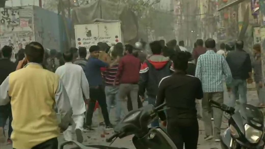 जाफराबाद के निकट सीएए विरोधी और समर्थकों में झड़पें, दो घायल, पुलिस ने आंसू गैस के गोले दागे