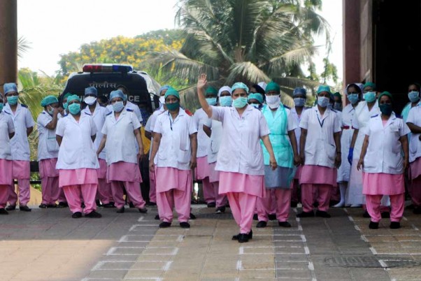 एक मरीज के परिजनों द्वारा पिटाई के बाद कूपर अस्पताल परिसर में सुरक्षाकर्मियों की कमी को लेकर विरोध प्रदर्शन करती नर्सें